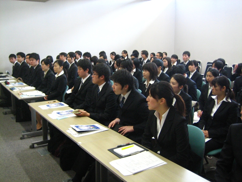 iş bulma seminerindeki öğrenciler(kaynak:http://www.msi-net.co.jp)
