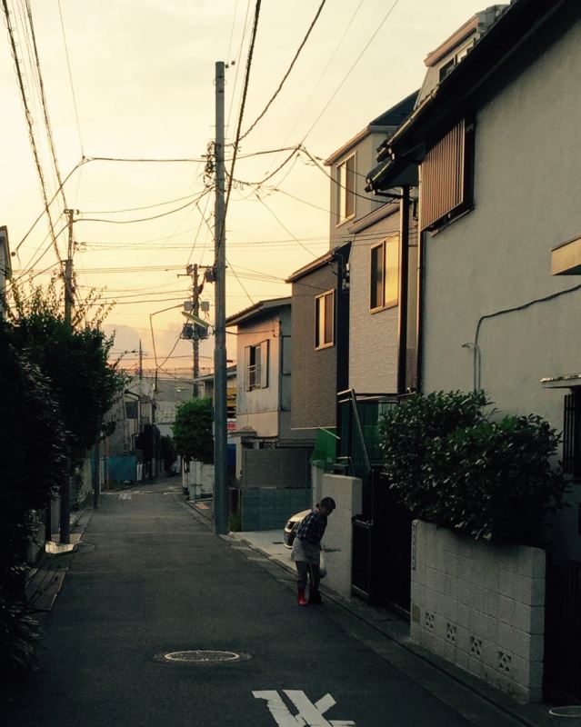 Evinin önünü temizleyen kadın, Tokyo, sabah saat 04:30